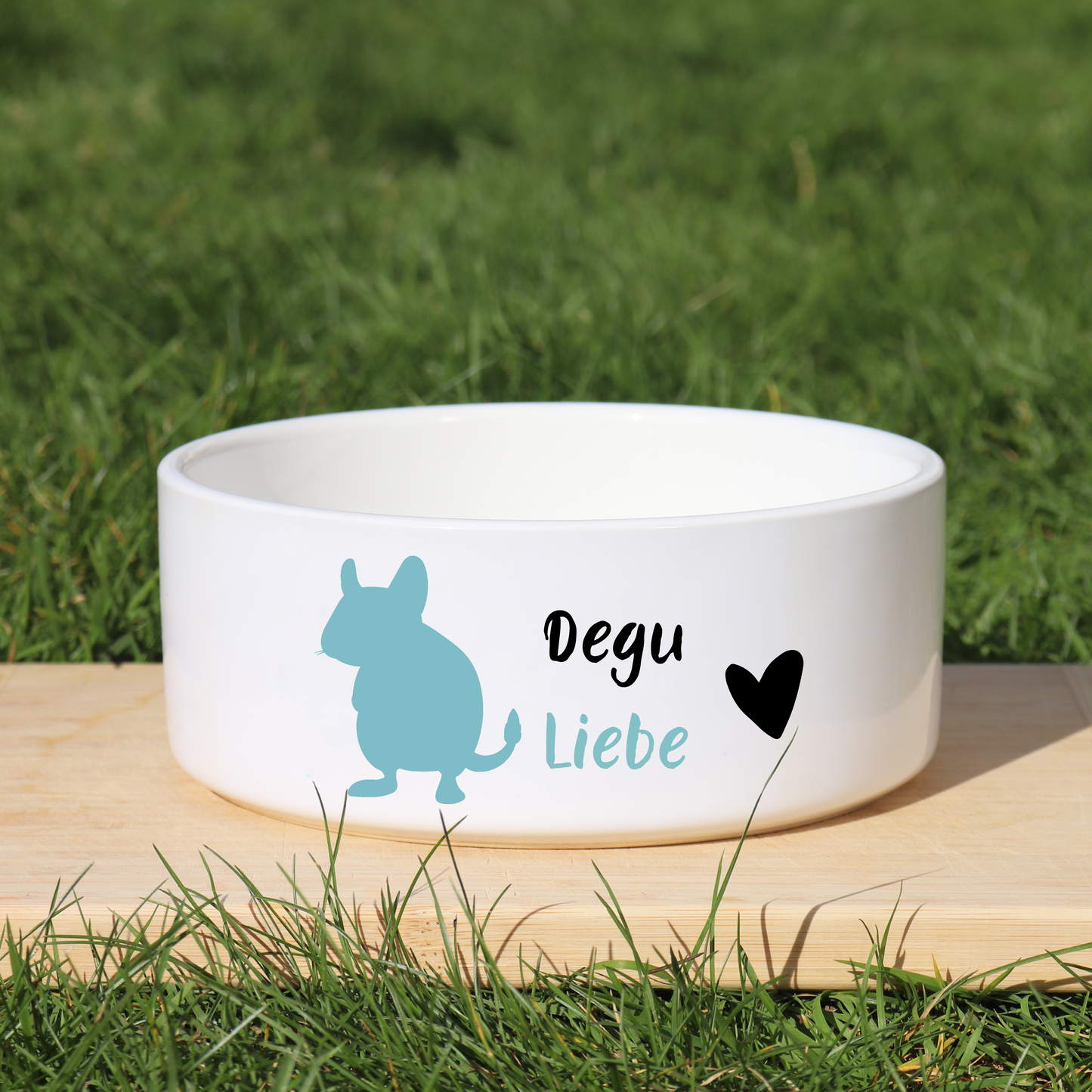 Ein Futternapf mit der Aufschrift Degu-Liebe