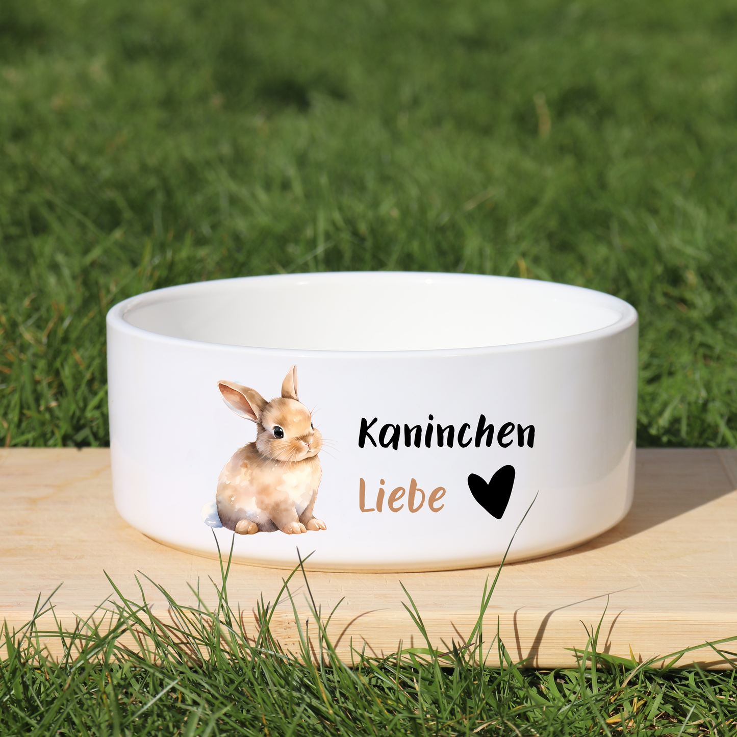 Ein Futternapf mit der Aufschrift Kaninchen-Liebe