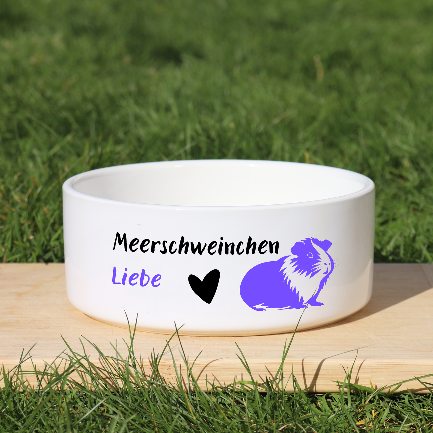 Ein Futternapf mit der Aufschrift Meerschweinchen-Liebe