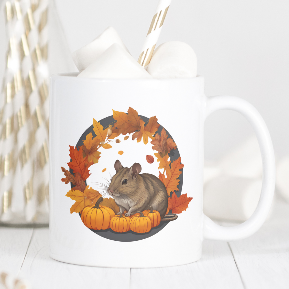 Eine Tasse mit herbstlichen Degu-Motiv